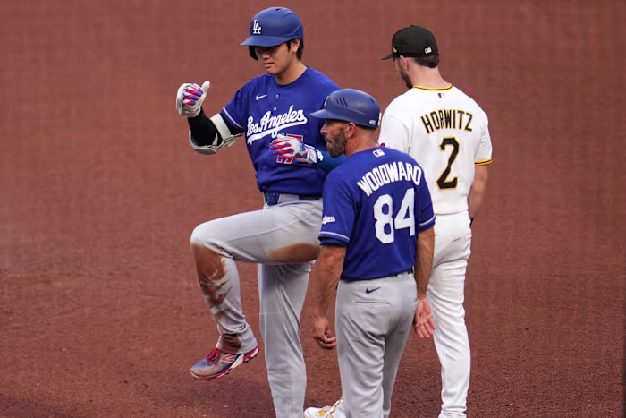 Shohei Ohtani verlaat het duel van Dodgers vs. Pirates in de 7e inning met ontsteking in de linkerknie