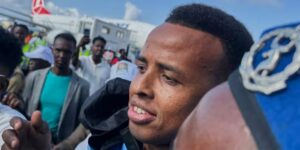 Somalische voetbalscheidsrechter die de toegang tot de VS wordt geweigerd voor het WK, wordt thuis verwelkomd als een held