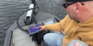 Sommige vissers prijzen de naar voren gerichte sonar, anderen zeggen dat er elke dag een hightech visruïne aan het meer is