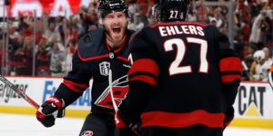 Svechnikov en Aho slaan toe terwijl Hurricanes Golden Knights met 4-2 verslaan en op weg zijn naar een overwinning van de Stanley Cup