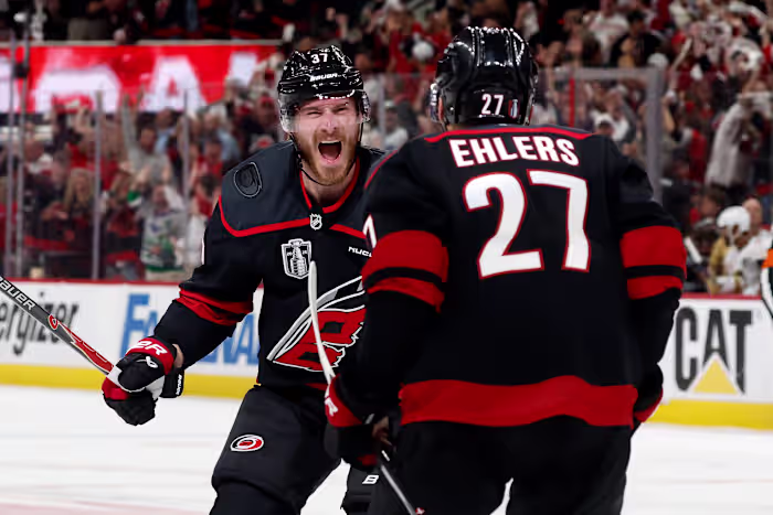 Svechnikov en Aho slaan toe terwijl Hurricanes Golden Knights met 4-2 verslaan en op weg zijn naar een overwinning van de Stanley Cup