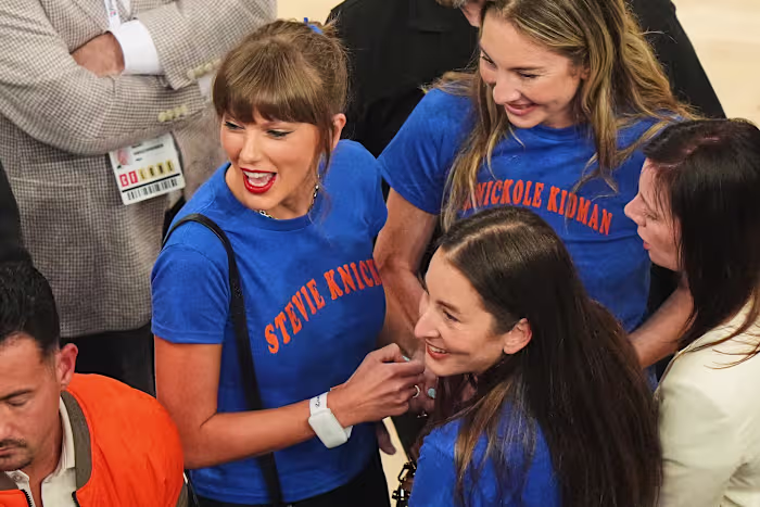 Taylor Swift woont Knicks' recordbrekende rally bij Spurs bij in Game 4 van de NBA Finals