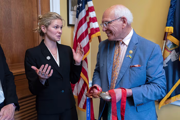 Tijdens een bezoek aan Capitol dringen Jessie Diggins en andere Olympiërs aan op oplossingen voor de klimaatverandering
