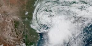 Tropische cycloon Arthur verzwakt tot een lagedrukgebied langs de kust van Texas