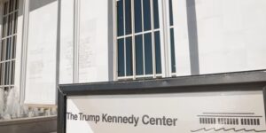 Trump praat over de rechter die de renovatie van het Kennedy Center blokkeerde en maakt zich druk over zijn juridische tegenslagen