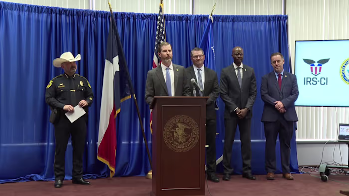 Twee mannen pleitten schuldig aan een poging om Bexar County Sheriff Javier Salazar om te kopen voor een sleepcontract