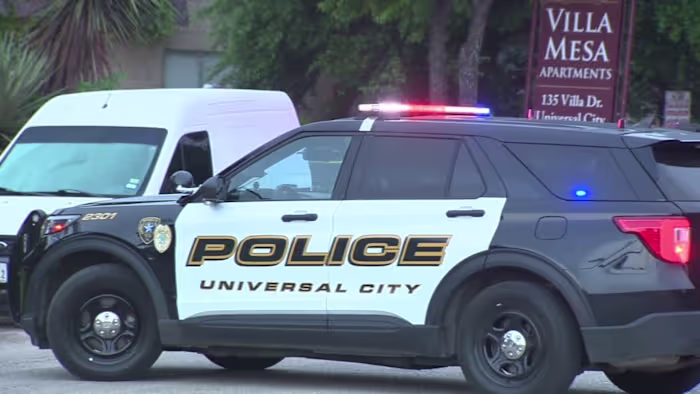 Universal City PD: Tiener meerdere keren neergeschoten bij schijnbare overval; Verdachte op de vlucht