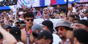 Veel voetbalfans zullen alcohol drinken en naar het WK kijken. Als het warm is, is dat riskant