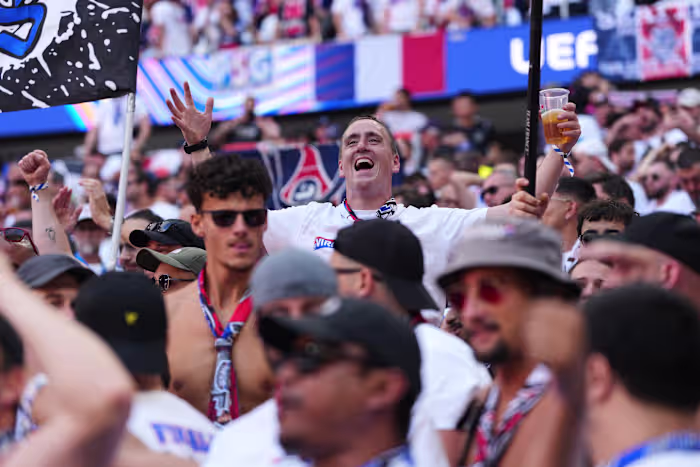 Veel voetbalfans zullen alcohol drinken en naar het WK kijken. Als het warm is, is dat riskant