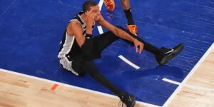 Victor Wembanyama bijna geraakt door ei na verlies tegen Knicks, videoshows