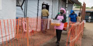 Vrijwilligers serveren troostmaaltijden tijdens een zorgwekkende ebola-uitbraak