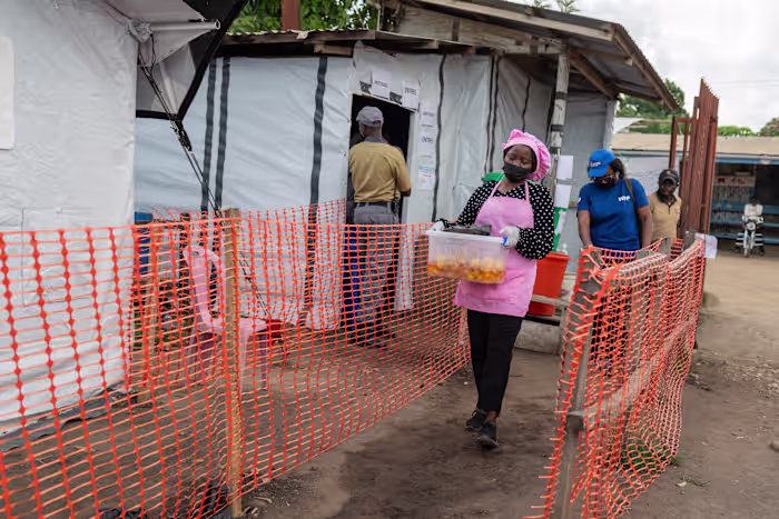 Vrijwilligers serveren troostmaaltijden tijdens een zorgwekkende ebola-uitbraak