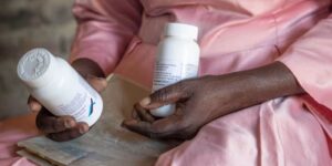 Amerikaanse acties schaden de mondiale inspanningen om HIV in tientallen landen te voorkomen en te behandelen, aldus een nieuw rapport