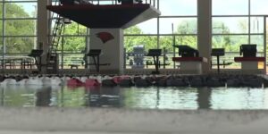 Artistieke zwemmers van UIW schitteren op het internationale podium