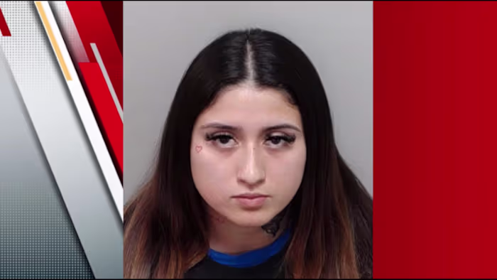 BCSO: Vrouw gearresteerd nadat agenten drugs, wapens en contant geld vonden in een huis in West-Bexar County