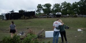 Bemanningen haasten zich naar meer waterreddingsacties in Texas na dagen van zware regenval