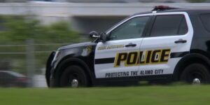 Bewoner, 75, steekt verdachte van inbraak, 20, meerdere keren neer in het huis van North Side, zegt SAPD
