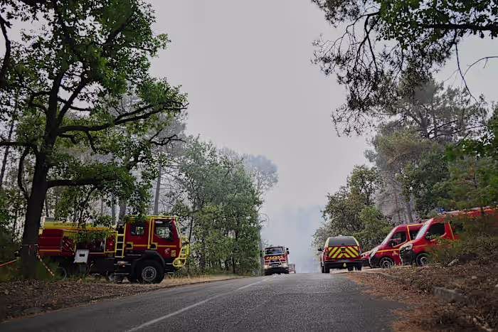 Brand in het bos van Fontainebleau bij Parijs leidt tot evacuaties; Tien nog steeds vermist bij Spaanse bosbrand