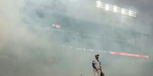 Cubs-fans zingen ‘Take Me Home, Country Roads’ tijdens mistvertraging op Wrigley Field