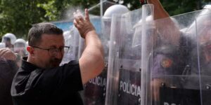 De Albanese politie gebruikt traangas en pepperspray terwijl het protest in Tirana gewelddadig wordt