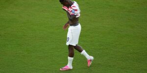 De Amerikaanse spits Folarin Balogun zegt dat een gele kaart, en geen rode kaart, ‘eerlijk’ zou zijn geweest op het WK