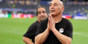 De Egyptische coach zwaaide met de Palestijnse vlag na het winnen van de WK-wedstrijd
