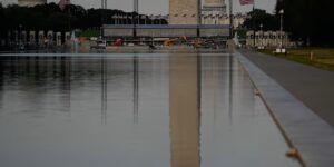 De Reflecting Pool-voering is doorgesneden met een scherp mes of scheermes, zegt National Park Service