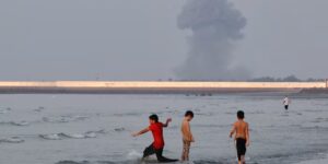 De VS vallen Iran aan en Teheran neemt wraak in het hele Midden-Oosten, waardoor een terugkeer naar een totale oorlog wordt bedreigd