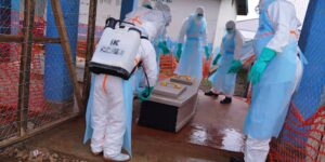 De ebola-uitbraak in Congo heeft ruim duizend mensen het leven gekost