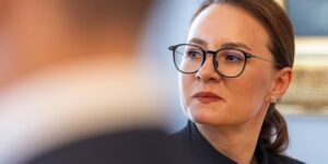 De premier van Oekraïne treedt af nadat Zelensky een regeringsherschikking aankondigt