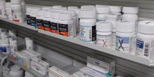 De regering-Trump stelt een regel voor die volgens haar Medicare-patiënten $1,1 miljard aan medicijnen zou kunnen besparen