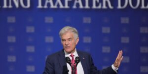 De regering-Trump zegt dat het $1 miljard aan Medicaid-betalingen aan Californië en Minnesota uitstelt