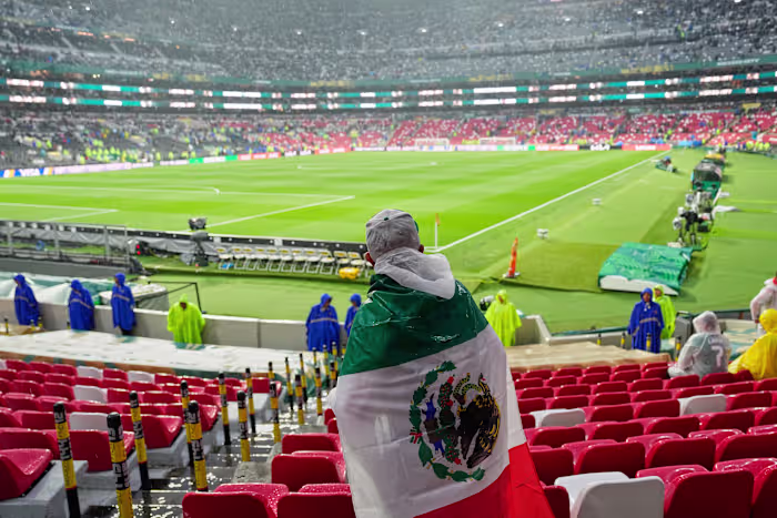 De starttijd voor de wedstrijd van Mexico tegen Engeland op het WK blijft ongewijzigd ondanks zorgen over het weer