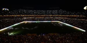 Eén buitengewone foto: een stadion verlicht door smartphones