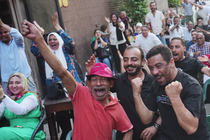 Een koffiehuis in Caïro barst uit en het wordt stil als de WK-wedstrijd van Egypte en Argentinië elkaar ontmoeten