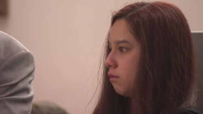 Een van moord beschuldigde vrouw uit East Side aanvaardt een pleidooi tegen een lagere aanklacht en is veroordeeld tot 15 jaar gevangenisstraf