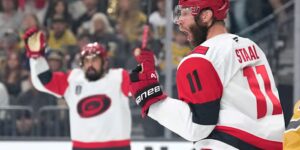 Een wilde Stanley Cup-finale barst opnieuw los terwijl Hurricanes met 5-3 winnen en een 2-2 serie maken met Golden Knights