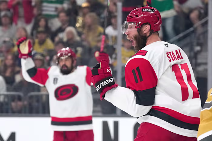 Een wilde Stanley Cup-finale barst opnieuw los terwijl Hurricanes met 5-3 winnen en een 2-2 serie maken met Golden Knights