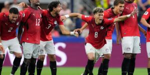 Egypte wint WK-knock-outrondedebuut met 4-2 voorsprong op Australië na strafschoppen