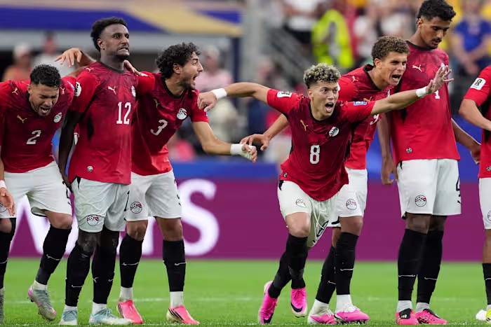 Egypte wint WK-knock-outrondedebuut met 4-2 voorsprong op Australië na strafschoppen