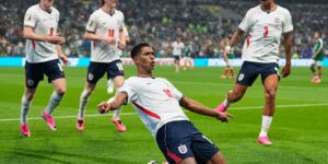 Engeland dient Mexico zijn eerste WK-nederlaag toe in Estadio Azteca en wint met 3-2 om de kwartfinales te bereiken
