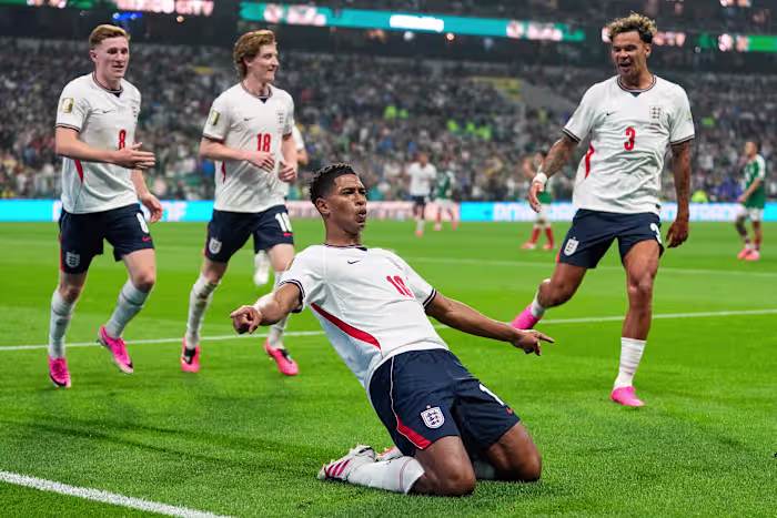 Engeland dient Mexico zijn eerste WK-nederlaag toe in Estadio Azteca en wint met 3-2 om de kwartfinales te bereiken