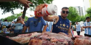 Er is discussie over rundvlees op het WK, terwijl Argentijnse fans Texas binnenstromen