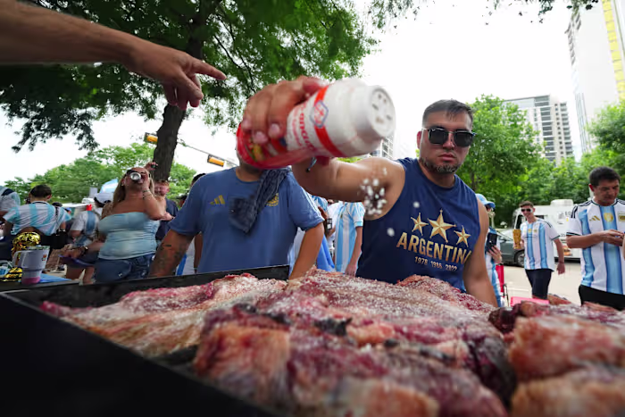 Er is discussie over rundvlees op het WK, terwijl Argentijnse fans Texas binnenstromen
