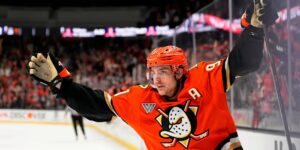 Flyers ondertekenen Ducks center Carlsson voor een aanbiedingsblad van 5 jaar, $ 90 miljoen; Anaheim heeft nog zeven dagen om te matchen