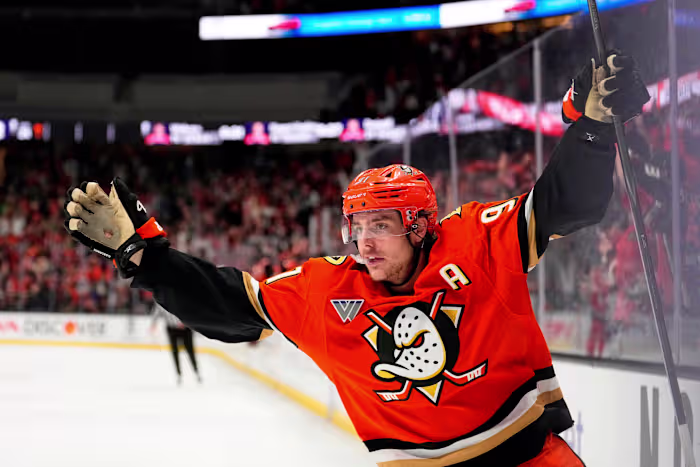 Flyers ondertekenen Ducks center Carlsson voor een aanbiedingsblad van 5 jaar, $ 90 miljoen; Anaheim heeft nog zeven dagen om te matchen