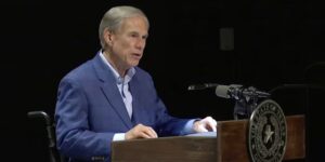 Gouverneur Abbott sluit zich op 4 juli aan bij de gemeenschap van Kerrville om de slachtoffers van de overstromingen in Hill Country te eren