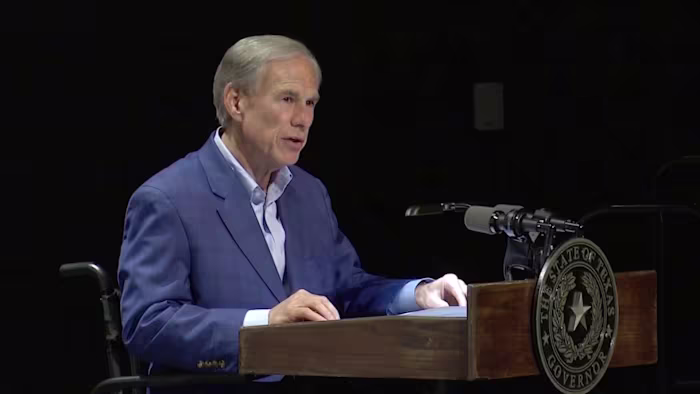 Gouverneur Abbott sluit zich op 4 juli aan bij de gemeenschap van Kerrville om de slachtoffers van de overstromingen in Hill Country te eren