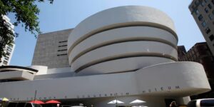 Guggenheim-museum tussen gebouwen in New York die positief testten op veteranenziekte tijdens een uitbraak van ziekten