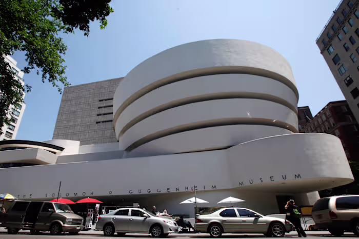 Guggenheim-museum tussen gebouwen in New York die positief testten op veteranenziekte tijdens een uitbraak van ziekten